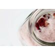 Kép 2/2 - Fürdősó parajdi, organikus geránium illóolajjal és rózsaszirmokkal 350g